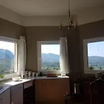 Spacious Retreat With Captivating Mnt View 度假居 *