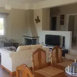 Spacious Retreat With Captivating Mnt View 度假居 *