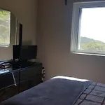Spacious Retreat With Captivating Mnt View 度假居