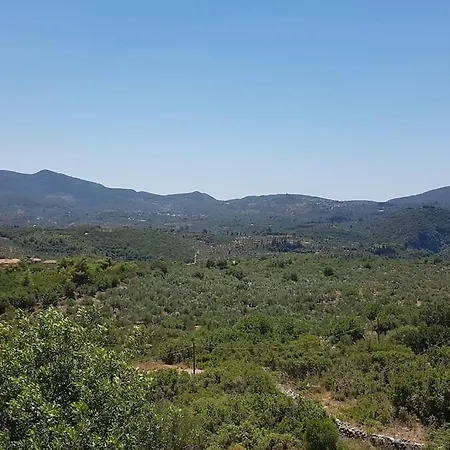 Spacious Retreat With Captivating Mnt View Sotirianika