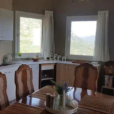 Spacious Retreat With Captivating Mnt View