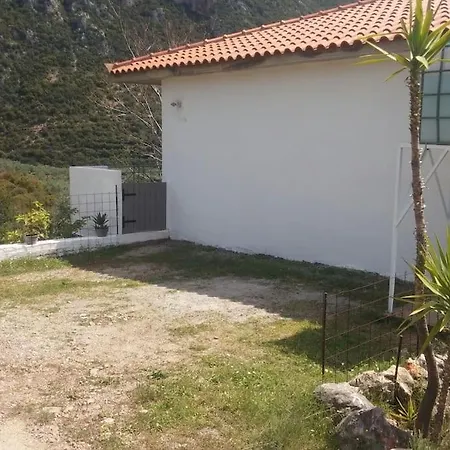 Spacious Retreat With Captivating Mnt View Ferienhaus Sotirianika