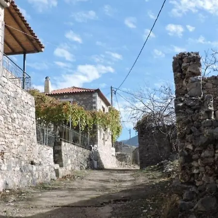 Spacious Retreat With Captivating Mnt View Ferienhaus Sotirianika