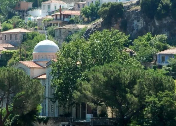 Spacious Retreat With Captivating Mnt View Ferienhaus Sotirianika