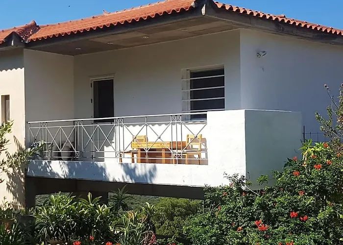 Spacious Retreat With Captivating Mnt View Дом отдыха Sotirianika