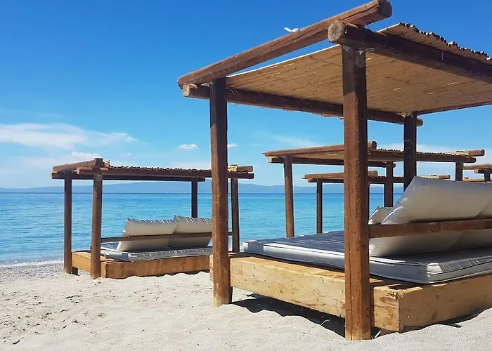 Spacious Retreat With Captivating Mnt View Дом отдыха