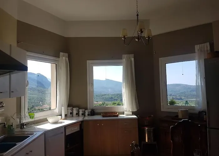 Spacious Retreat With Captivating Mnt View Дом отдыха *