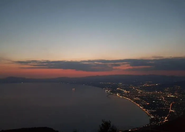 Дом отдыха Spacious Retreat With Captivating Mnt View Sotirianika