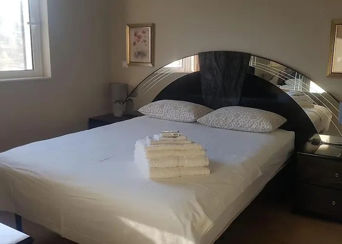 Spacious Retreat With Captivating Mnt View