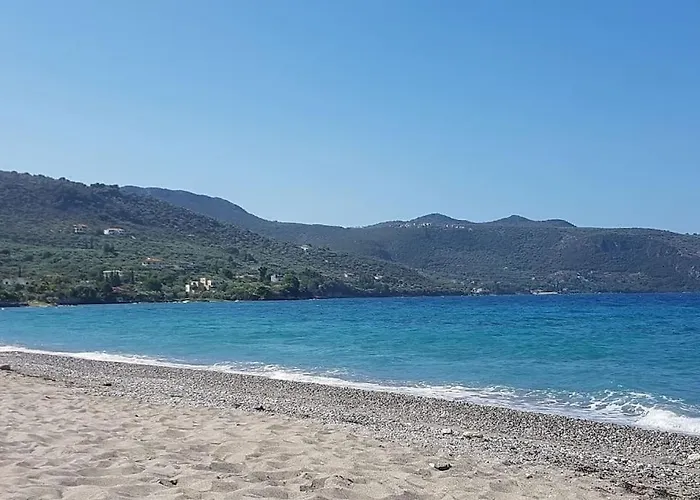 Spacious Retreat With Captivating Mnt View Ferienhaus