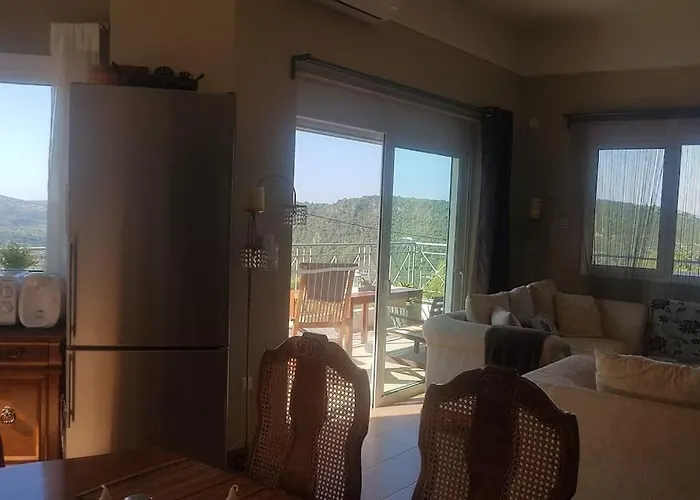 Ferienhaus Spacious Retreat With Captivating Mnt View Sotirianika