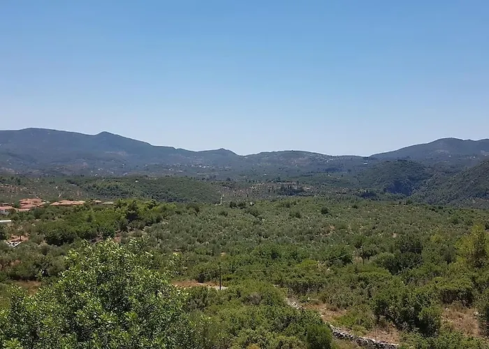 Spacious Retreat With Captivating Mnt View Sotirianika