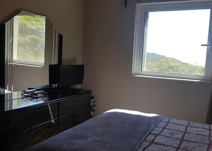 Spacious Retreat With Captivating Mnt View Дом отдыха