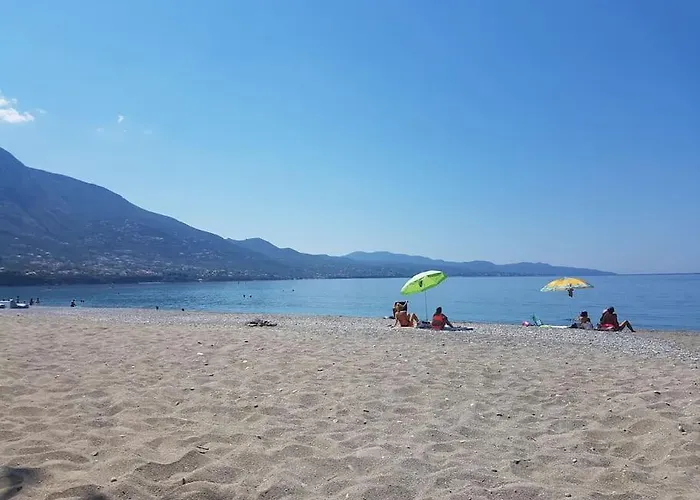 Spacious Retreat With Captivating Mnt View Дом отдыха