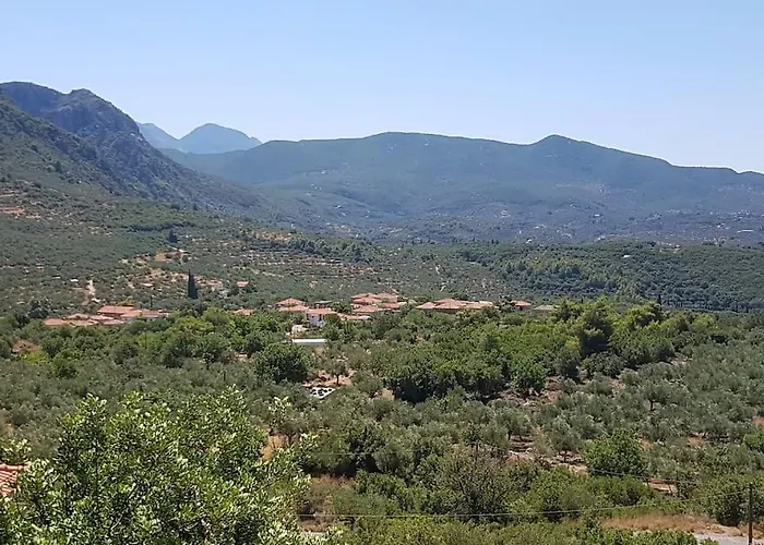 Spacious Retreat With Captivating Mnt View Дом отдыха *