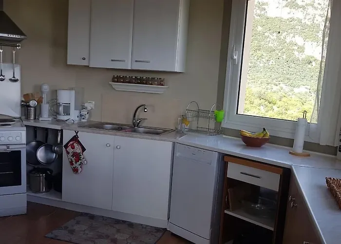 Spacious Retreat With Captivating Mnt View Sotirianika