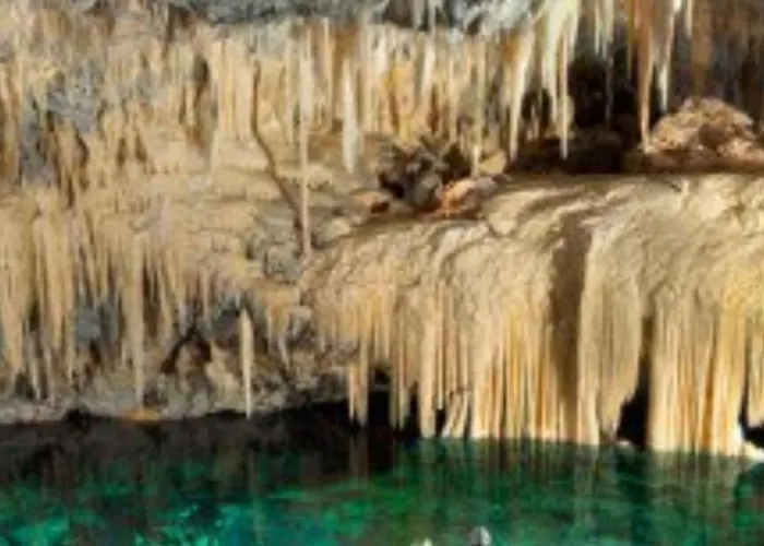 Spacious Retreat With Captivating Mnt View Ferienhaus