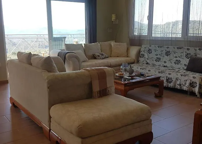 Ferienhaus Spacious Retreat With Captivating Mnt View *