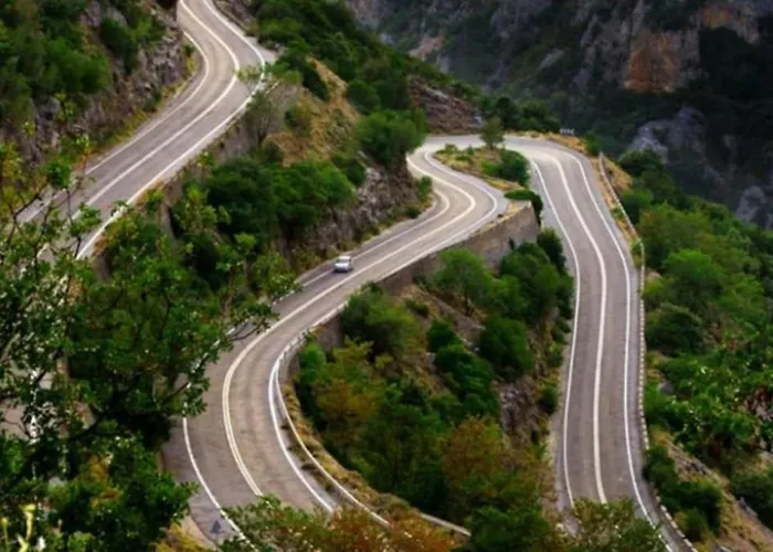 Spacious Retreat With Captivating Mnt View Ferienhaus