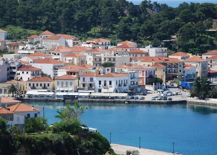 Spacious Retreat With Captivating Mnt View Дом отдыха